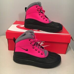 NEW Big Girl’s Size 6Y Nike Sneaker Boots Shoes